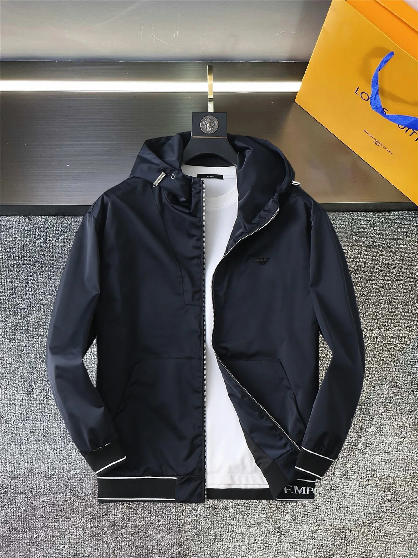 Armani official website Same Style, complete with three labels, on sale in advance. 2026 Autumn and Winter New Arrival men's jacket, Original with complete three labels, Premium version. Custom-made fabrics at the counter. Breathable, high comfort, impeccable details, brand element design concept, reflecting high quality. It feels delicate and soft, presents a casual cut, and has a great upper body shape. Sizes: M～3XL,